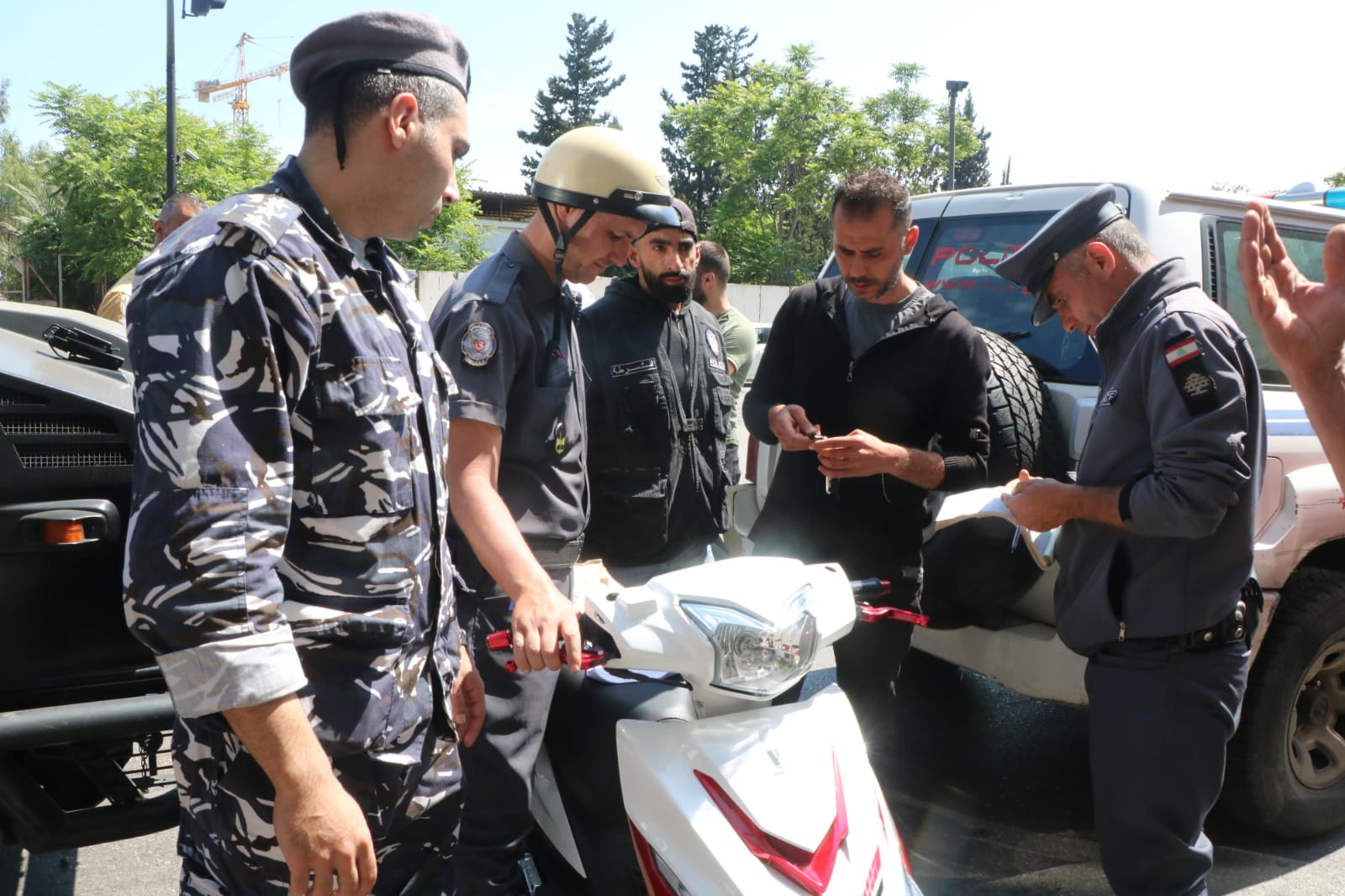 بالصور - بدء تنفيذ خطة أمنية متشددة في بيروت وضواحيها